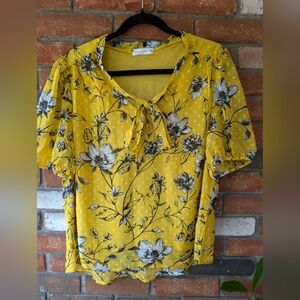 💥💥💥 Sale Floral yellow top, size large with an under layer
